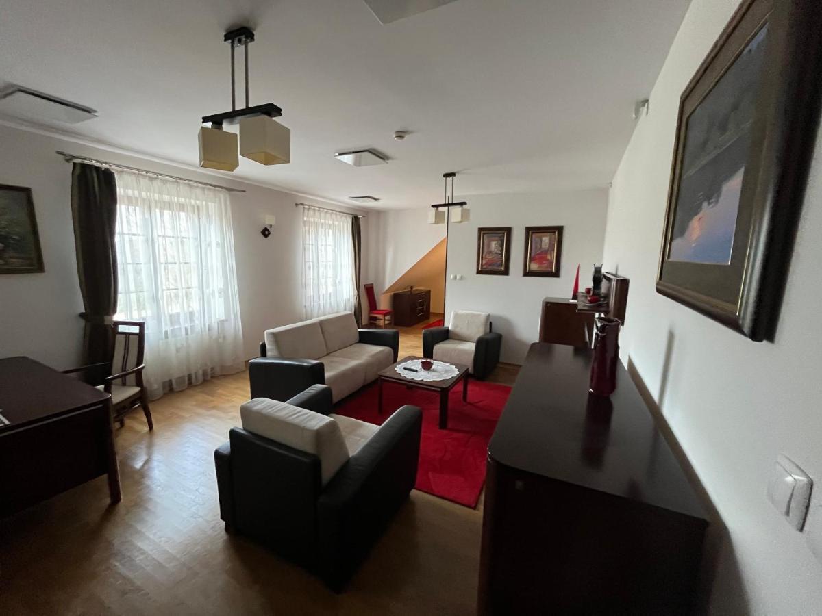 Rezydencja Dwor Polski Bełchatów エクステリア 写真